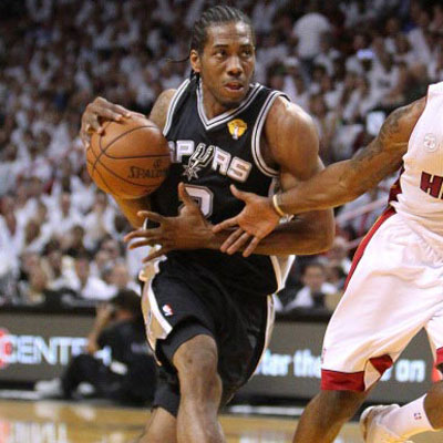 曼联前锋齐尔克泽面临转会,俱乐部对其持开放态度,但仍在培养塞斯科,寻求锋线补充,转会市场激烈争夺中。