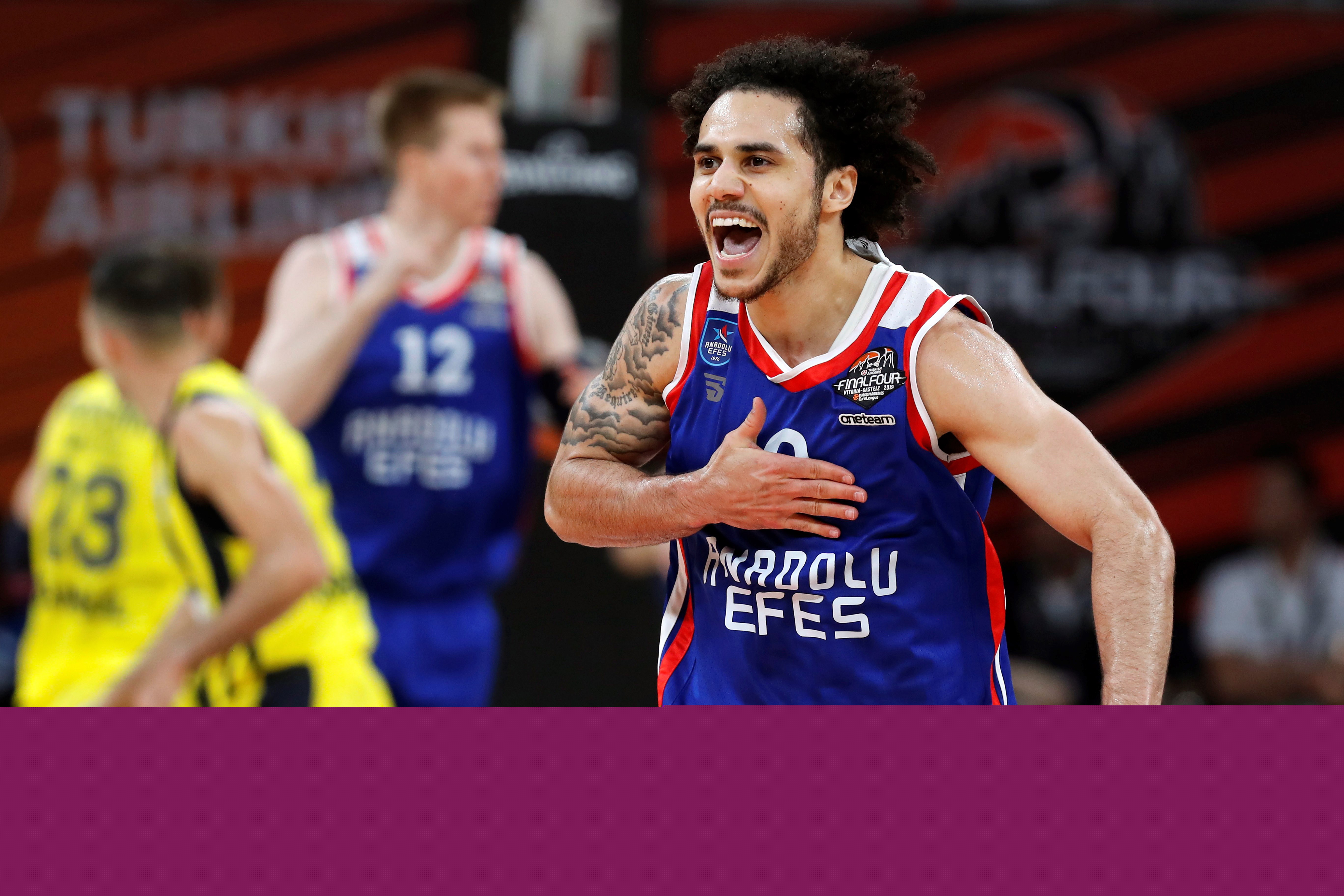 曼联前锋齐尔克泽面临转会,俱乐部对其持开放态度,但仍在培养塞斯科,寻求锋线补充,转会市场激烈争夺中。