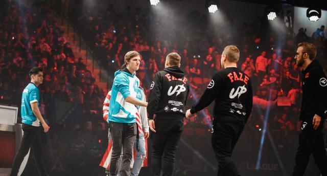 女子在冰面上奔跑拍照,突然冰面破裂女子坠入湖中!