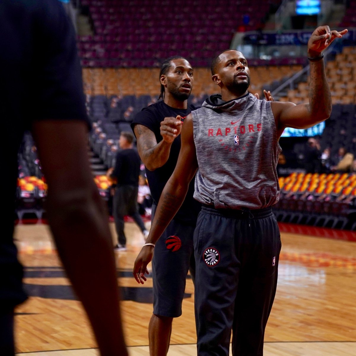 天花板却受 天花板却受